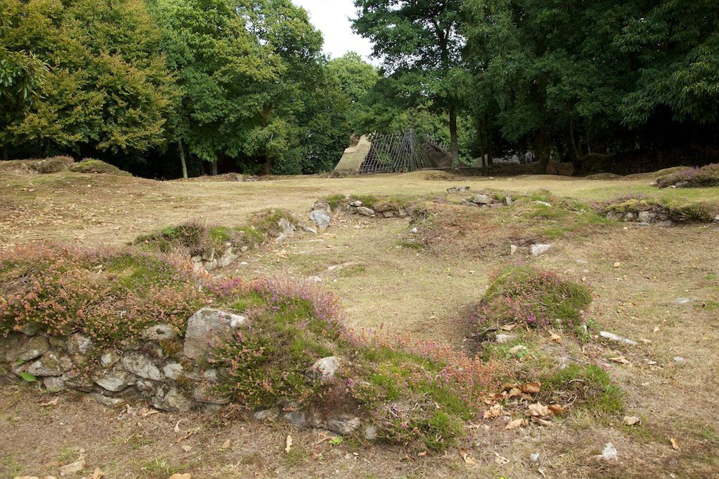 Vestiges et reconstitution d'un village médiéval habité du VIIIème au XIVème siècle, à Melrand, dans le Morbihan