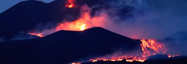 Activité explosive et effusive au NSEC de l'Etna.