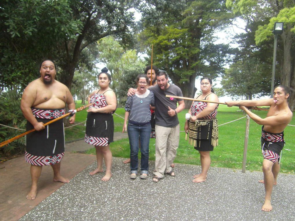 Village Maori encore actif - dont le tourisme subvient a leur besoin et garde d'une certaine façon leur culture vivante