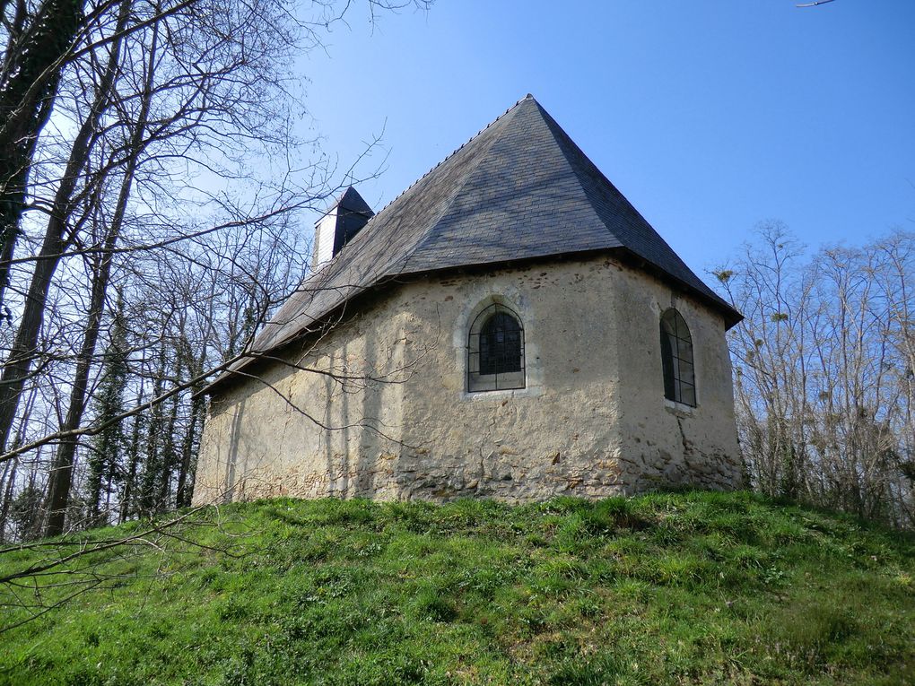 La promenade nous invite à longer les berges vertes du Loir où nous allons découvrir le moulin,le lavoir et château du Verger