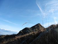 Depuis la ligne de crêtes, la Dent du Corbeau est impressionnante. En contrebas, le lac Rond.