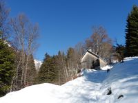 Au dessus du chalet isolé sous le Trélod on débouche dans la clairière pour rejoindre le col.