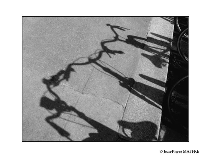 Jeu d'ombres et de lumière sur des vélos