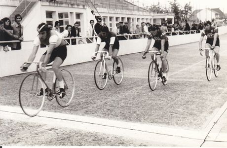 LES FRERES JACQUES au vélodrome à  Aulnay-sous-bois et le vélodrome Loustau de Mont de Marsan unique au monde dans le rétroviseur.