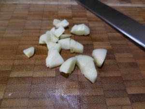2 - Pour préparer votre bouillon, laver, couper et épépiner les tomates, émincer les oignons, éplucher et dégermer l'ail, couper le fenouil frais en quartiers et les blancs de poireaux en rondelles.