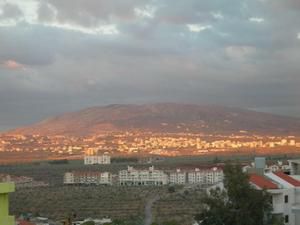 A l'Ouest, la mer ; à l'Est, la montagne... Assez cool, non ?
Au Nord, derrière la Colline, Nahr el Béred... on verra plus tard !