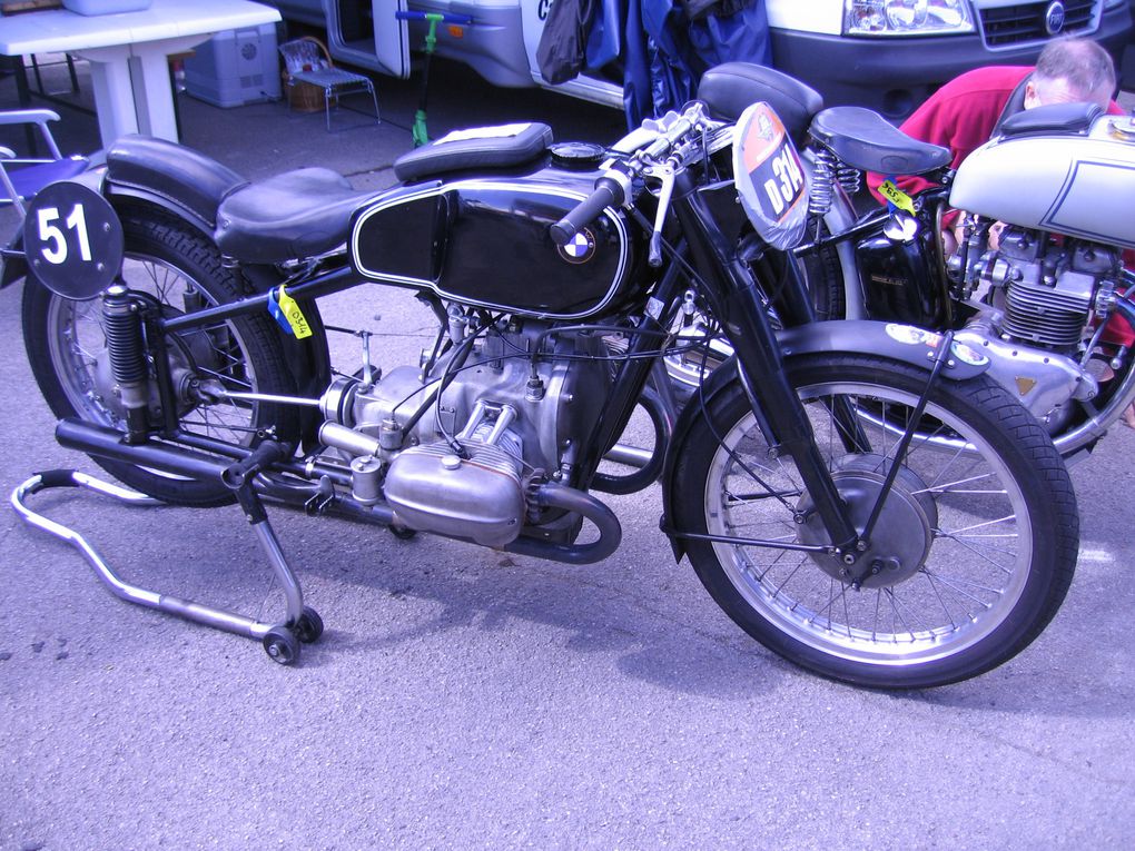 PHOTOS COUPES MOTO LEGENDE 2011
Dijon Prenois
Démonstration motos et side car anciens sur piste