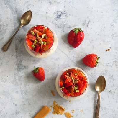 Verrines fraise-rhubarbe et mousse au chocolat blanc