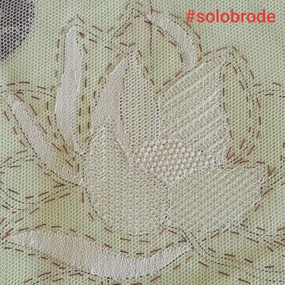 Broderie sur tulle