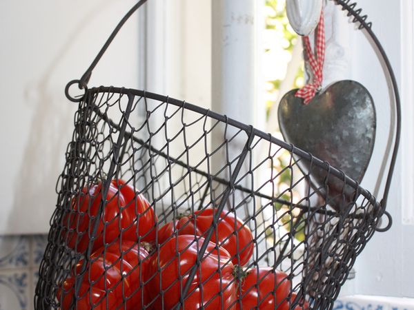 Peler 1 kilo 500 de tomates coeur de boeuf. Dans une cocote, faire revenir dans l'huile d'olive 1 échalotte, 1 oignon, 4 pommes de terre coupés en petits dés. Ajouter 1 courgette en rondelles ainsi que la chair des tomates ainsi qu' un cube de bouquet garni. Couvrir d'eau, saler, poivrer et cuire pendant 30 mn. Mouliner.         