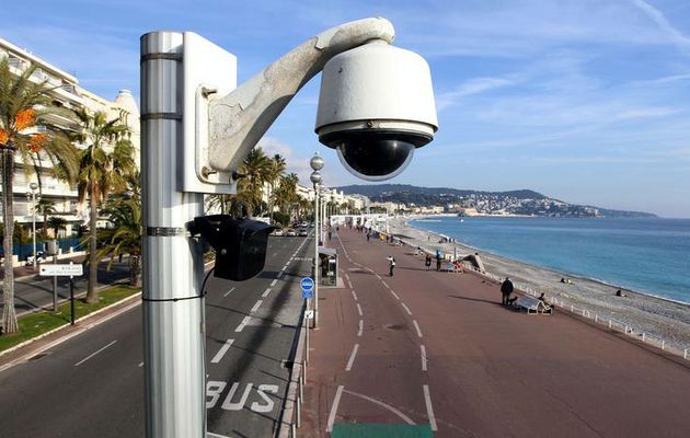 Nice, rien n'est  clair quand la police des polices est aveuglée. 