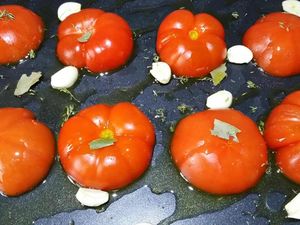 2 - couper les tomates en 2, les épépiner.Les placer sur un papier absorbant pour qu'elles rendent leur eau. Peler et dégermer les gousses d'ail. Disposer vos tomates sur la plaque du four avec l'ail, arroser d'un filet d'huile d'olive et parsemer de thym émietté, de laurier, saler et poivrer. Mettre au four th 6 pendant 20 à 25 mn.