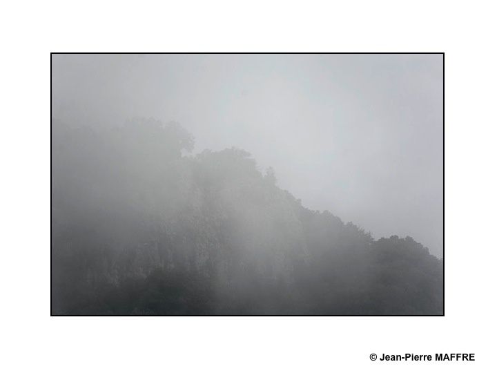 Brouillards, nuages, ciels et montagnes nous mènent doucement dans l'atmosphère poétique des estampes chinoises.