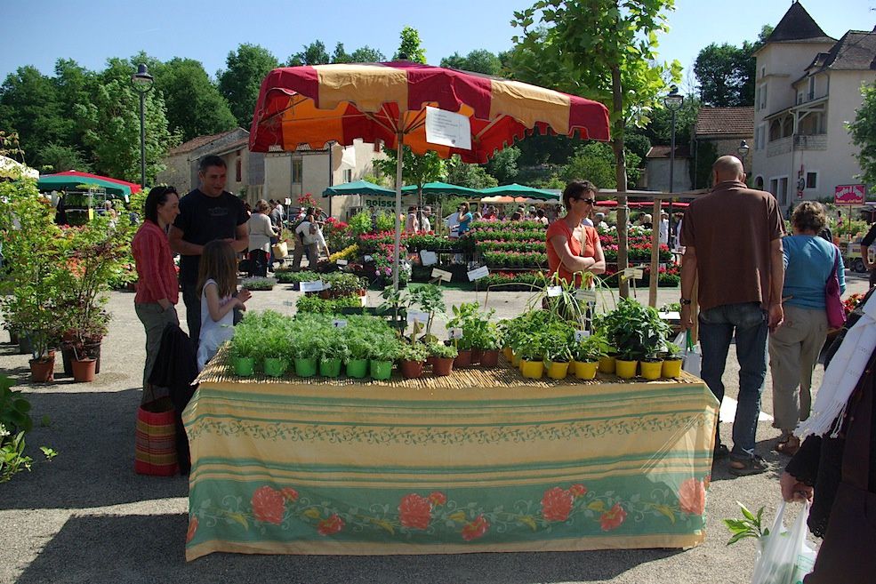 Voici notre stand au marché de Caillac le 8 mai 2011.