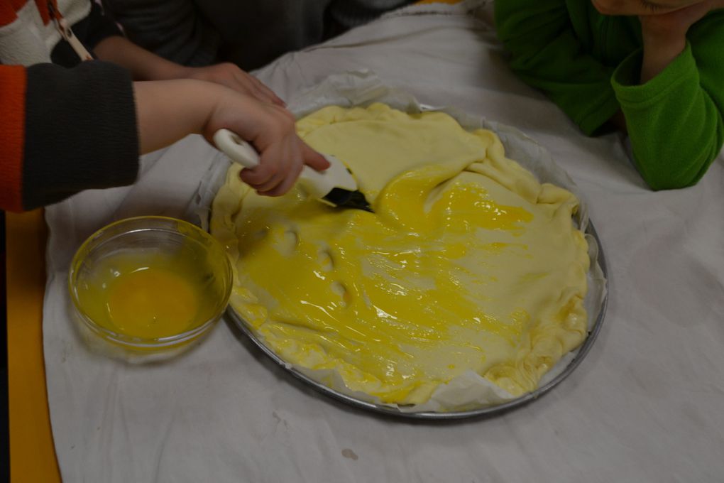 Trop drôle : on a peint les galettes avec du jaune d'oeuf !! et on a fait des traces sans appuyer avec une fourchette !