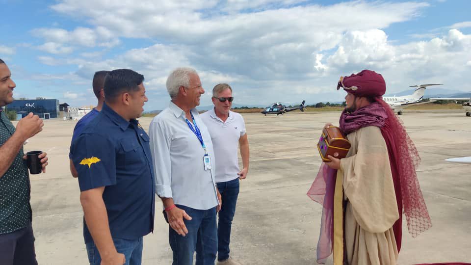 Reyes Magos llegaron en avioneta al Aeroclub de Valencia para brindar alegría a los niños y niñas de Carabobo