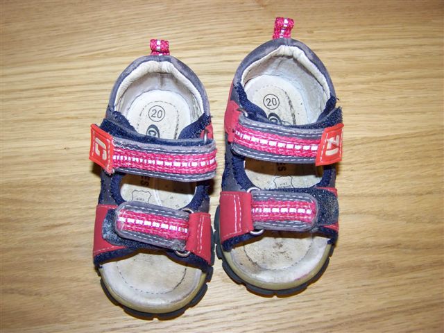 des chaussures et chaussons en très bon état, de la taille naissance à la taille 27