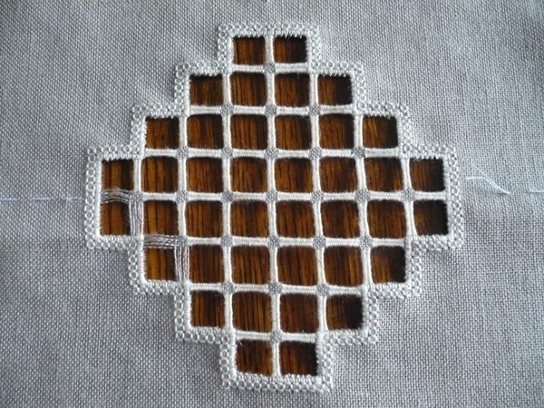 Broderie Reticello : barrettes quasi terminées