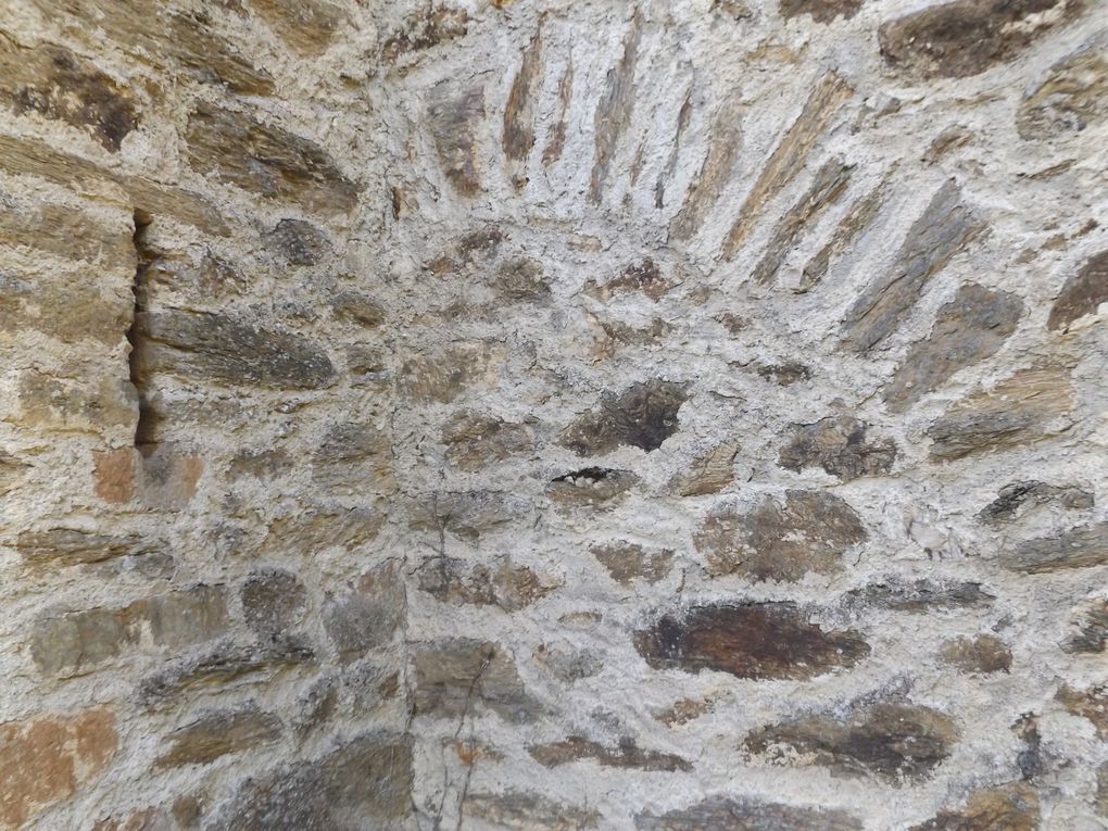Vestiges de fortifications et d'inclusion sur les murs de l'église