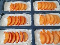 2 - Incorporer les abricots en dés, la lavande et les zestes de citron. Bien mélanger. Beurrer 6 petits moules à cake (ou a tartelettes ...). Bien répartir la pâte dans les moules. Couper les 6 oreillons réservés en 6 fines tranches et les répartir sur chaque moelleux. Enfourner pour 25 à 30 mn th 6 (180°) en surveillant. Sortir du four un fois bien dorés et gonflés, laisser tiédir pour démouler et installer les moelleux sur une grille. Lorsqu'ils sont complètement refroidis, les placer sur un plat ou une assiette à dessert, saupoudrer de sucre glace, et déposer un brin de lavande en décoration. 