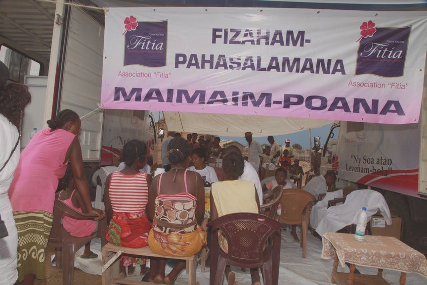 Les membres de l'Association Fitia à Ankiembe, Toliara, pour venir en aide aux sinistrés du cyclone Haruna. Photos: Harilala Randrianarison