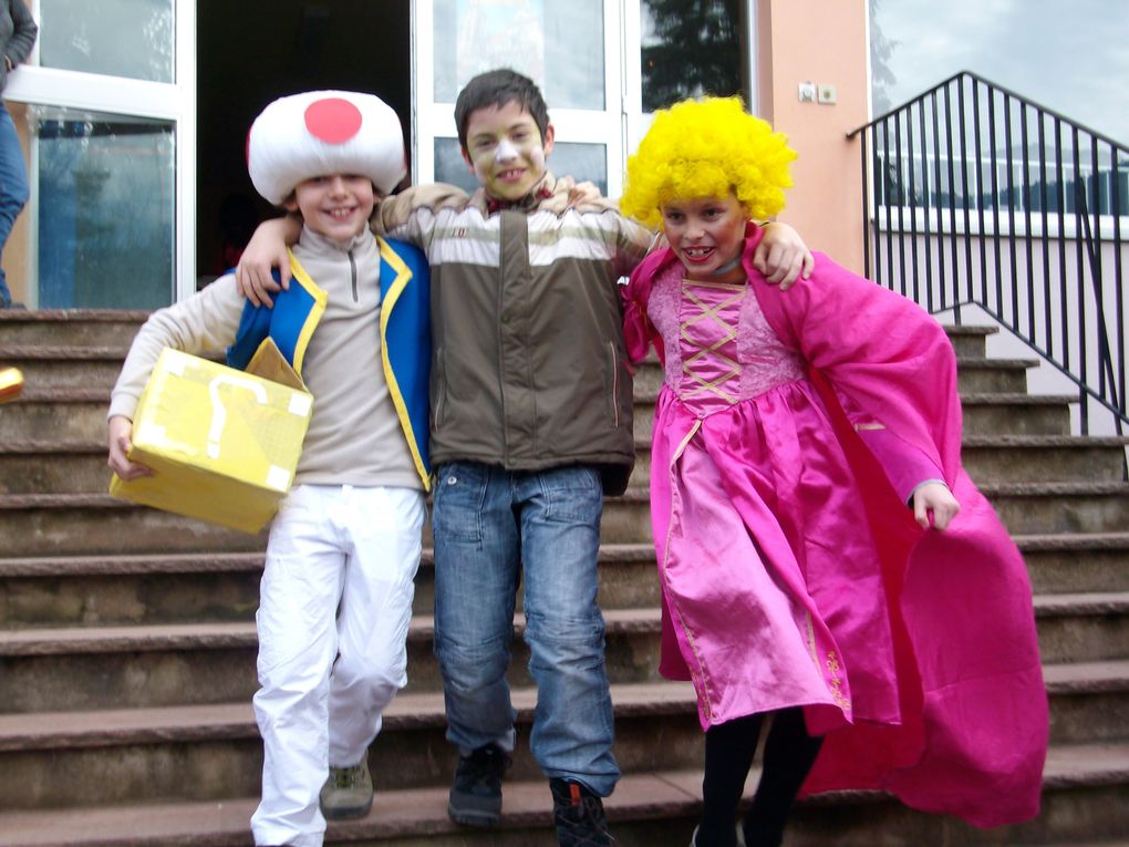 Quelques photos de l'après-midi du 24 février. Bravo à toutes et à tous pour vos magnifiques costumes et merci aux parents pour le délicieux goûter!