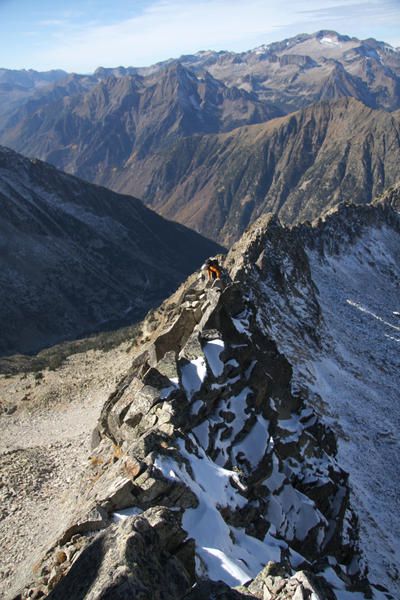 Un début de séjour dans le massif de l'Aneto avec la réalisation de l'Arête des 15 Gendarmes au Pic d’Albe. Puis une fuite devant le mauvais temps qui nous conduira dans les gorges de la Jonte.