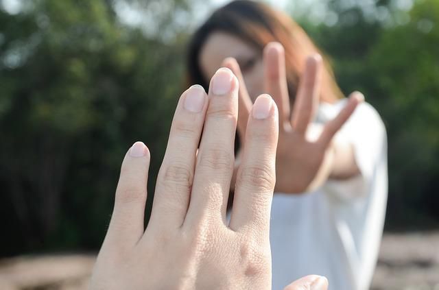 deux amoureux qui se joignent les mains