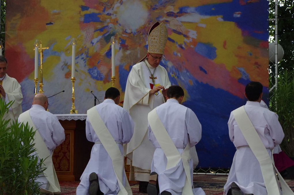 Dimanche 24 Juin 2012, Par l'imposition des mains et le don de l'Esprit Saint, Son Excellence Monseigneur Dominique Rey, évêque de Fréjus-Toulon ordonne. Pour le diaconat en vue du sacerdoce ils sont au nombre de 9. Pour le presbytérat au nombre