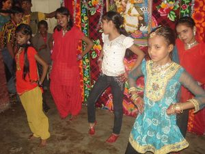 Spectacle Sarasvati Puja : Photo 1. Action Replay - Photo 2. Danse générale !