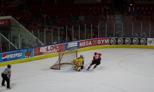 <span style="font-weight: bold;">Les Remparts de Qu&eacute;bec </span>= &eacute;quipe de Qu&eacute;bec en&nbsp; Ligue universitaire&nbsp; (LHJMQ) =&gt; 1er au classement de toutes les ligues du Canada et bien plac&eacute;s pour la coupe M&eacute;morial.<br />Un beau jeu, tactique, ambiance&nbsp; familiale au Colis&eacute;e Pepsi.<br /><br /><span style="font-weight: bold;">Le Radio X</span> = &eacute;quipe de Qu&eacute;bec dans la ligue pro du Qu&eacute;bec =&gt; 1er de la ligue. <br />Un peu pl