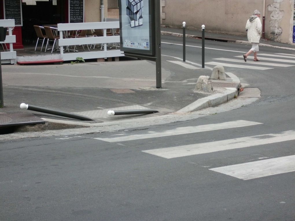 Devant le lycée Sainte-Marie, au moment de la sortie des écoles !