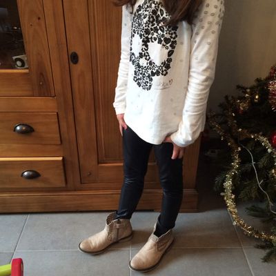 Bonne année à vous toutes mes chères blogueuses. Tenue de ma fille leggings simili noir Zara top beige tête de mort ils boots beiges irisés ikks 