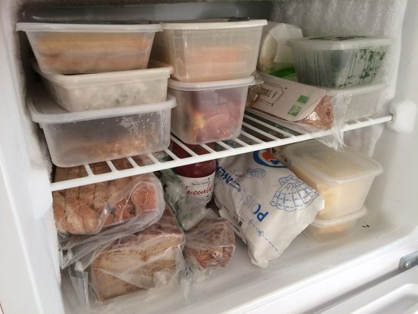 Pour cette recette j'ai utilisé un filet de julienne que j'avais au congélateur. S'il n'a pas été congelé, on peut en effet congeler du poisson frais juste après son achat, dans son emballage, ce qui permet de profiter de promotions et d'en avoir sous la main en réserve, comme de l'épicerie. J'ai aussi l'habitude de congeler des morceaux de fromage à pâte cuite comme l'emmental, qui ce congèlent très bien, pour en râper selon mes besoins. Il faut le laisser décongeler quelques heures à température ambiante. Quant au poisson il est préférable de le décongeler au frigo 24 h à l'avance. J'ai ainsi plein de choses en petites quantités dans ma partie congélateur (pain en tranches, mon propre persil frais haché...), c'est devenu un de mes principes d'organisation pour mes courses et ma cuisine.