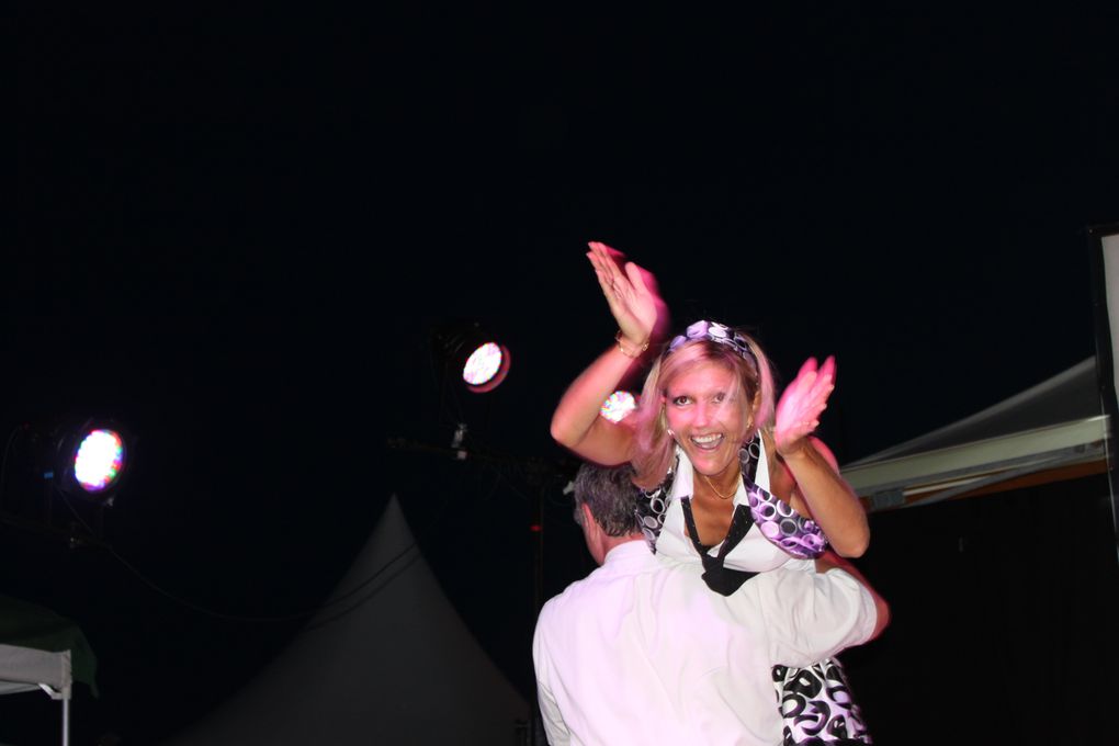 Sur le front de mer entre le casino et un bar bercé par les vagues, Royan au rythme du Rock'n'Roll avec le spectacle " Swing to the Rock" présenté par DANSE PROJECT. Soirée organisée par l'Association Générale de Pontaillac, présidée par Mad