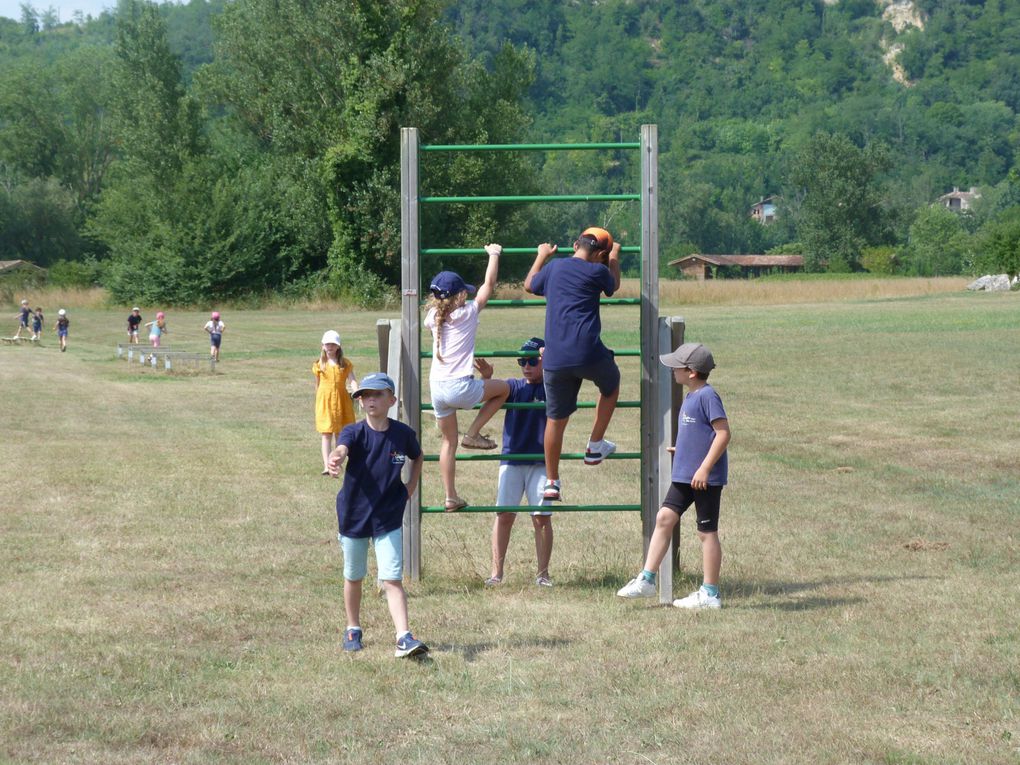 14h30: arrivée à la base de loisirs de Saint-Nicolas-de-la-Grave. Au programme: goûter, installation dans les chambres, jeux collectifs, parcours de santé, balade sur le bord de la Garonne, dîner…