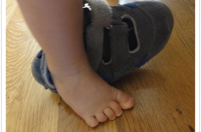 Où sont passés ses petons de bébé ? Petit garçon cherche chaussures à son pied !