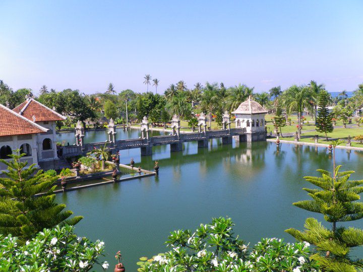 Le palais a été construit en 1919 durant le règne du dernier roi de Karangasem. Jardin façonné d'espaces différents. Le water palace lieu de détente, ambiance paisible et la vue superbe. N’oubliez surtout pas votre appareil photo  Du haut du grand escalier, vue la mer, un point stratégique duquel on peut apercevoir l’île de Lombok.