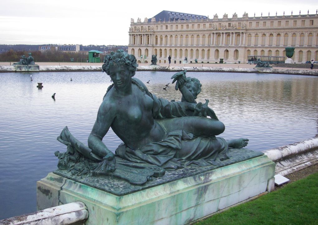 Une visite des jardins de Versailles en hiver sous la neige et en octobre durant les Grandes Eaux Musicales.