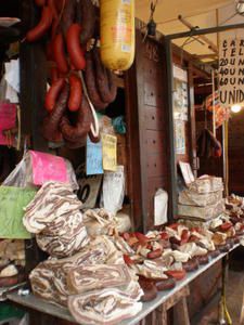 Un port effervescent, les vestiges d'un passé agité, un marché pittoresque et bariolé, des ruelles animées, un bref aperçu de Belém do Para et de son atmosphère populaire.