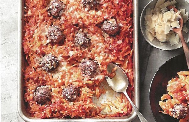 Traybake van orzo in tomatensaus met gehaktballetjes