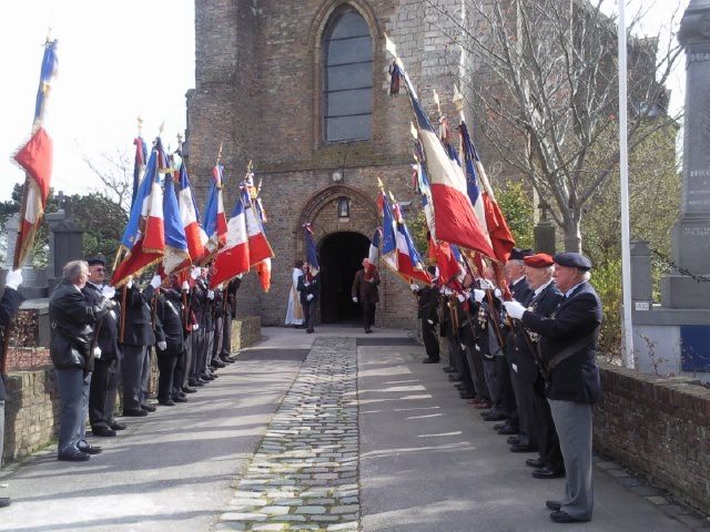 en homages des disparus du pont de spycker étaient rassemblés les anciens combattants. decouvré l'article associé http://david.debruyne.over-blog.com/article-le-maire-de-grande-synthe-et-les-ceremonies-patriotiques-49059028.html