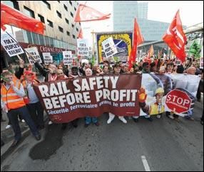 Les syndicats de cheminots de toute l'Europe ont manifesté à Lille, ce mardi 13 avril, contre la privatisation du rail impulsée par l'Union Européenne