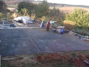 Réalisation d'un parking de garage et d'une allée en béton drainant.