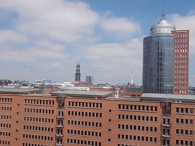 Hamburg, son port, son Elbe, son passage sous l'Elbe, son marché au poissons du dimanche matin où se croisent fêtards et clients du marché pour boire, petitdejeuner et danser ensemble, sa rue interdite aux femmes, (un scandale),  ses églises et son Elbphilharmonie.....ferry gratuit.....