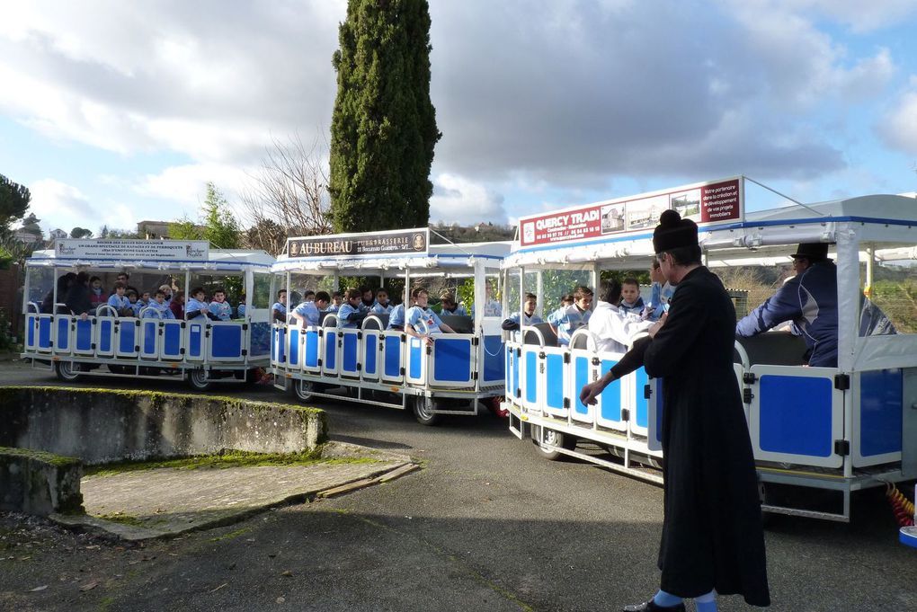 Un 1er tour de piste en petit train, puis le "haka cahors" traditionnel d'avant-match, les joueurs de l'école de rugby ont fait un beau spectacle...avec au bout la victoire de Cahors face à Figeac !  Manège, barbe à papa, porp corn, gâteaux....tout était réuni pour que nos petits diables passent un excellent après-midi ! Merci à tous les parents qui ont confectionné les gâteaux pour financer le voyage de fin d'année.