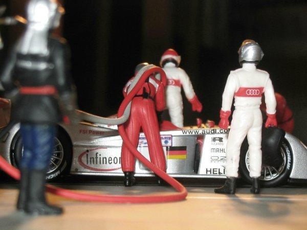 Une collection Altaya, en vente au num&eacute;ro dans tous les bons kioskes, permet pour un prix probablement exhorbitant, de r&eacute;aliser au 43&egrave;me une maquette du stand du team Audi lors de l'&eacute;dition 2002 des 24 Heures du Mans. <br /> D&eacute;riv&eacute;e d'une maquette &agrave; plus grand &eacute;chelle, cette r&eacute;alisation n'est pas d'une qualit&eacute; excellente. Les personnages, en particulier, sont d'une finition plus qu'approximative. Cependant, dispos&eacute;e ave