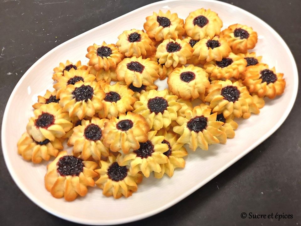 Biscuits sablés pochés en forme de fleurs (Kourabié de Bakou) - Recette en vidéo