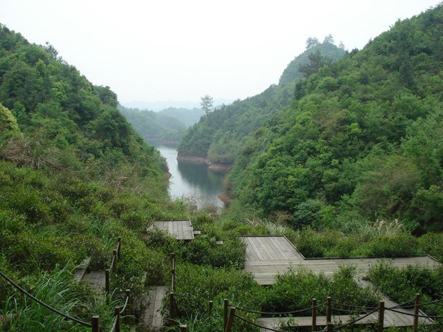 Anhui, les alentours offrent des paysages idéaux pour des treks de 2 ou 3 jours ou des sorties d'une journée... de Hua Guo Shan, nous pouvons accéder à Qi Yun Shan par la montagne. A quelques km, se trouve un autre lieu de camping, aux abords d'u