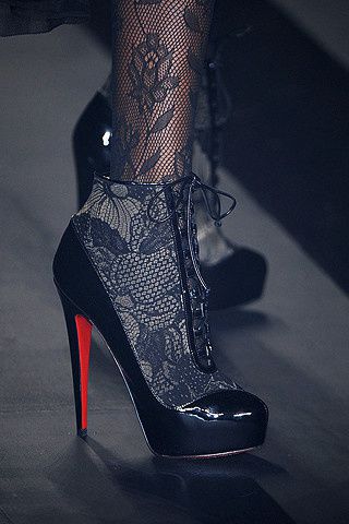 Les chaussures de la mort qui tue!
Si "en Devernois, je suis moi", en Louboutin, je suis trop bien !
Christian Louboutin l'homme à la semelle rouge.